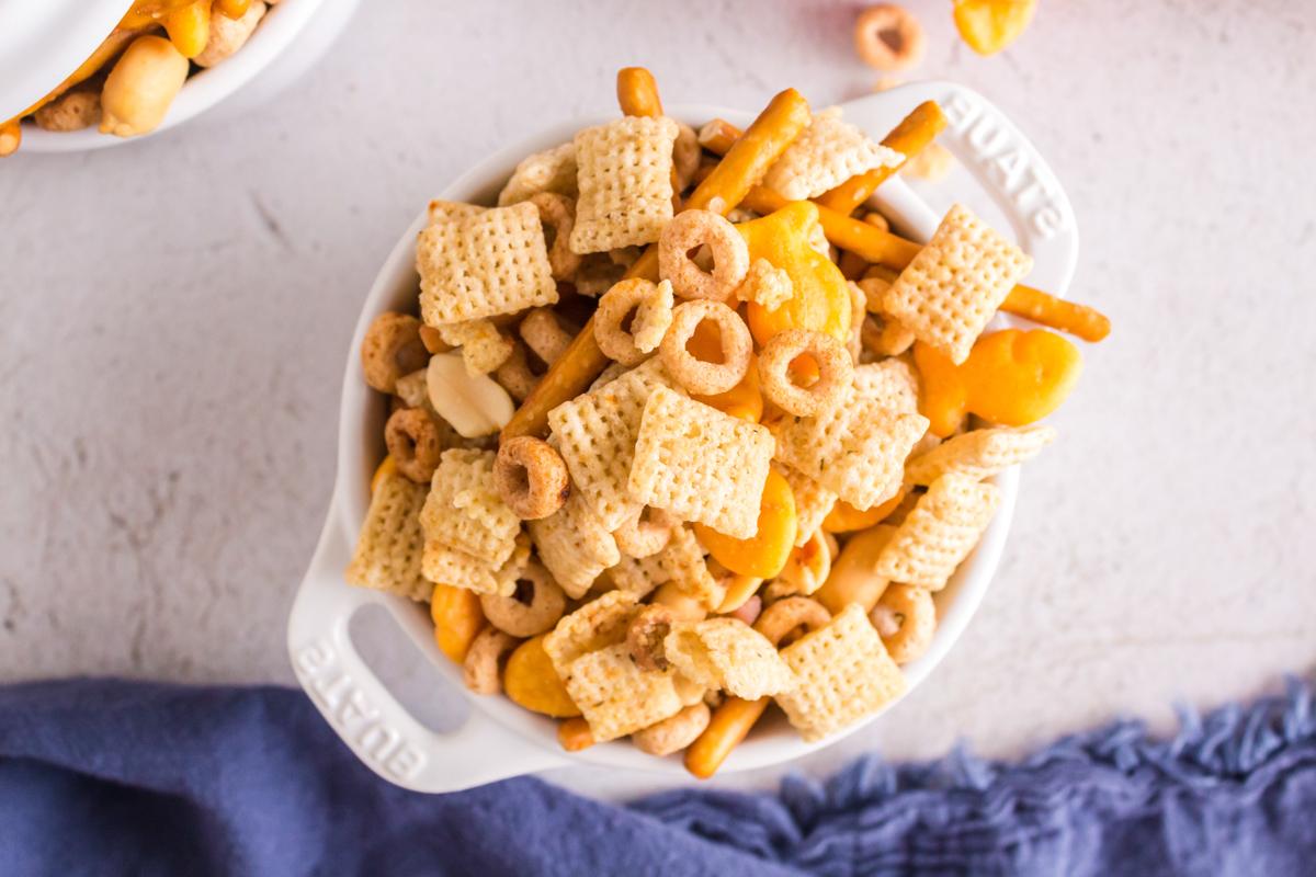 Mix Chex al Ranch per Cottura Lenta 8 Foto dall'alto del Chex Mix al Ranch nella slow cooker in una ciotola bianca.