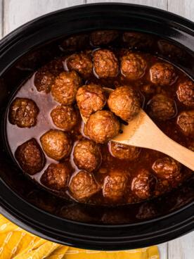 Polpette al Jalapeño in Slow Cooker 8 Vista dall'alto di una ciotola di polpette al jalapeño cotte in slow cooker.