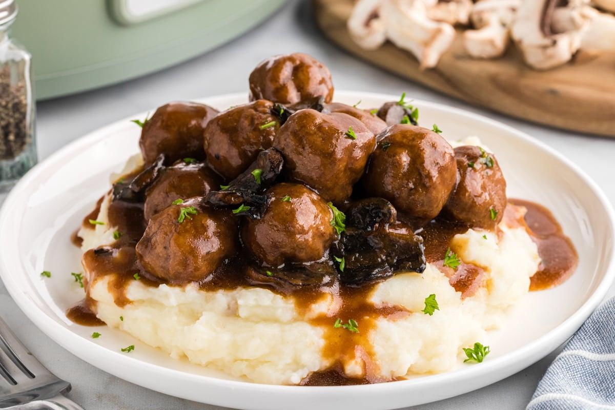 Polpette alla Salisbury 8 Püre patateslerin üzerinde soslu köfteler tabağı.