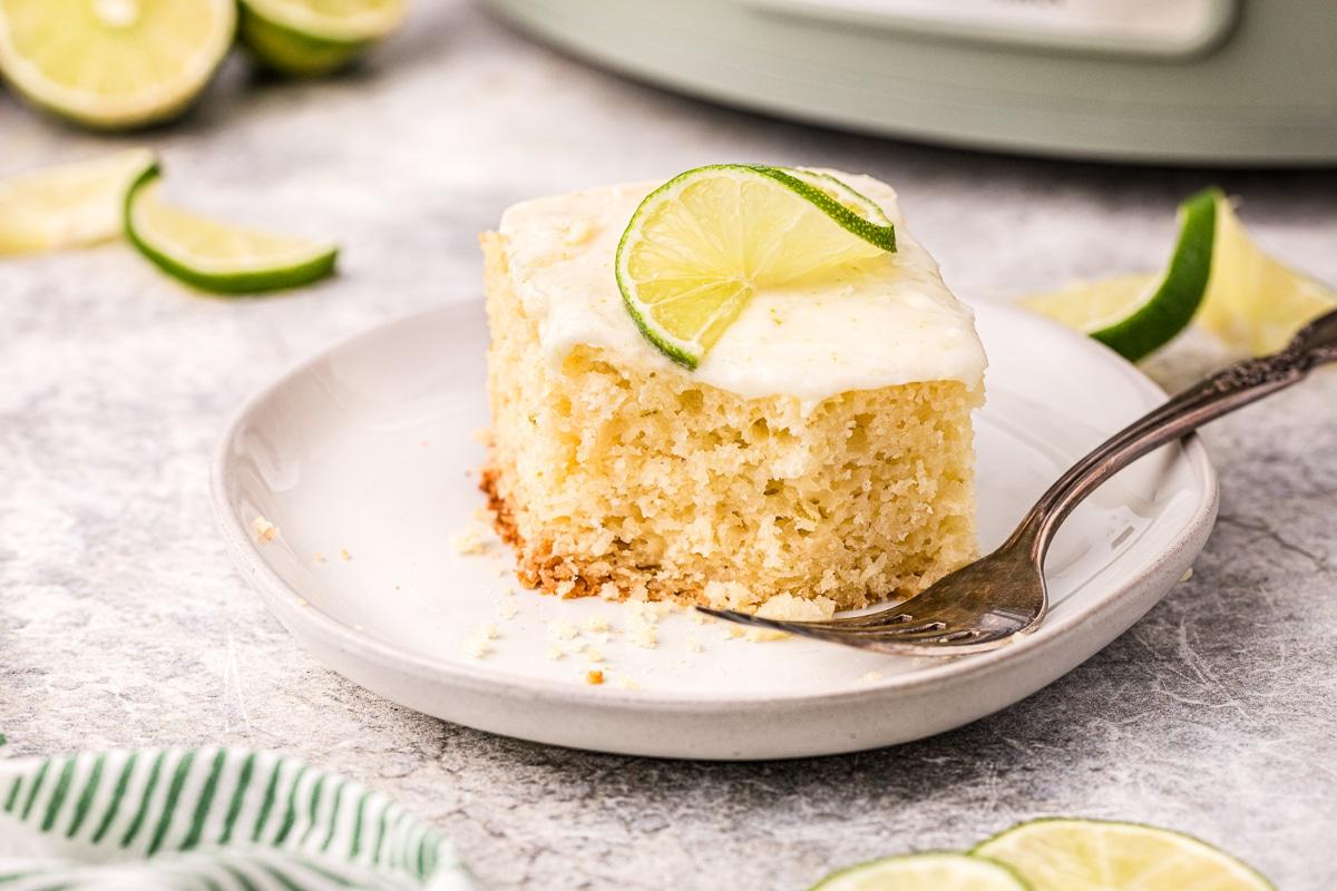 Torta al Lime a Cottura Lenta 8 Torta al lime key con un morso mancante.