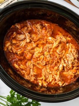 Pollo alla Marinara a Cottura Lenta {con Polenta} 8 shredded chicken marinara in a slow cooker.
