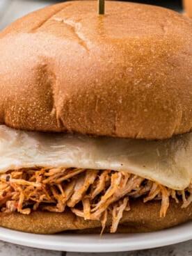 Panini al Pollo alla Parmigiana a Cottura Lenta 8 Primo piano di un panino di pollo alla parmigiana con salsa marinara e mozzarella.