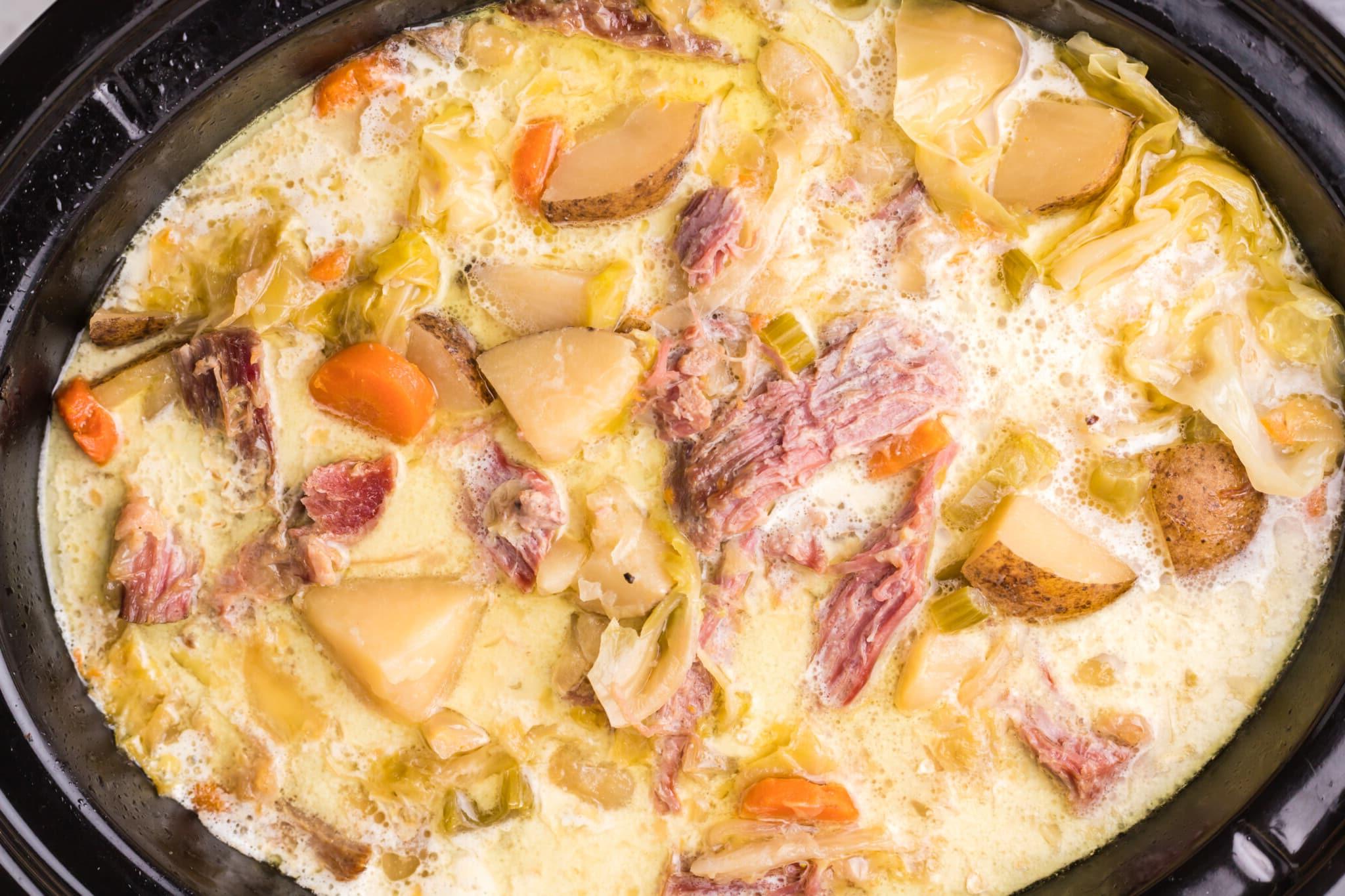 Zuppa Cremosa di Manzo in Salamoia e Cavolo Cotta Lentamente 8 zuppa di manzo salmistrato e cavolo finita nella slow cooker