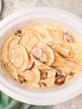 Pierogi a cottura lenta 8 Foto dall'alto di pierogi in slow cooker.
