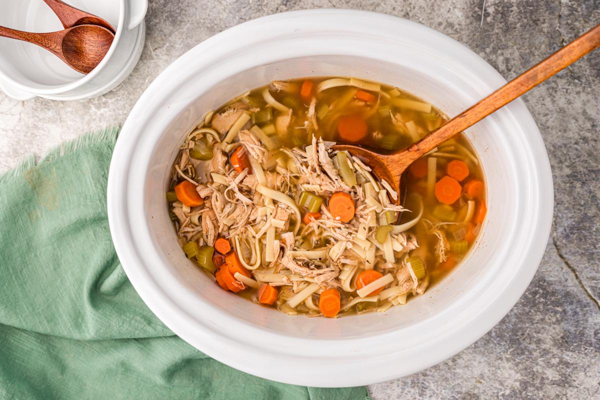 Zuppa di Tacchino e Pastina della Nonna a Cottura Lenta 8 Vista dall'alto della zuppa di tacchino e tagliatelle in slow cooker.