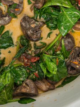 **Funghi Cremosi Toscani a Cottura Lenta** 8 Primo piano di funghi toscani cremosi dopo la cottura in una slow cooker.