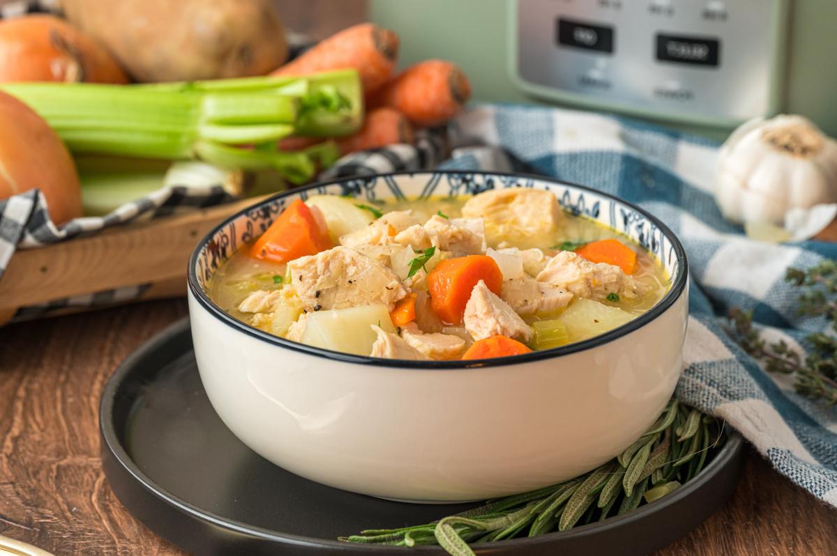 Stufato di Pollo a Cottura Lenta 8 Porzione di spezzatino di pollo in slow cooker in una ciotola.
