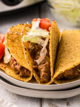 Tacos Rotel a Cottura Lenta 8 3 tacos su un piatto.