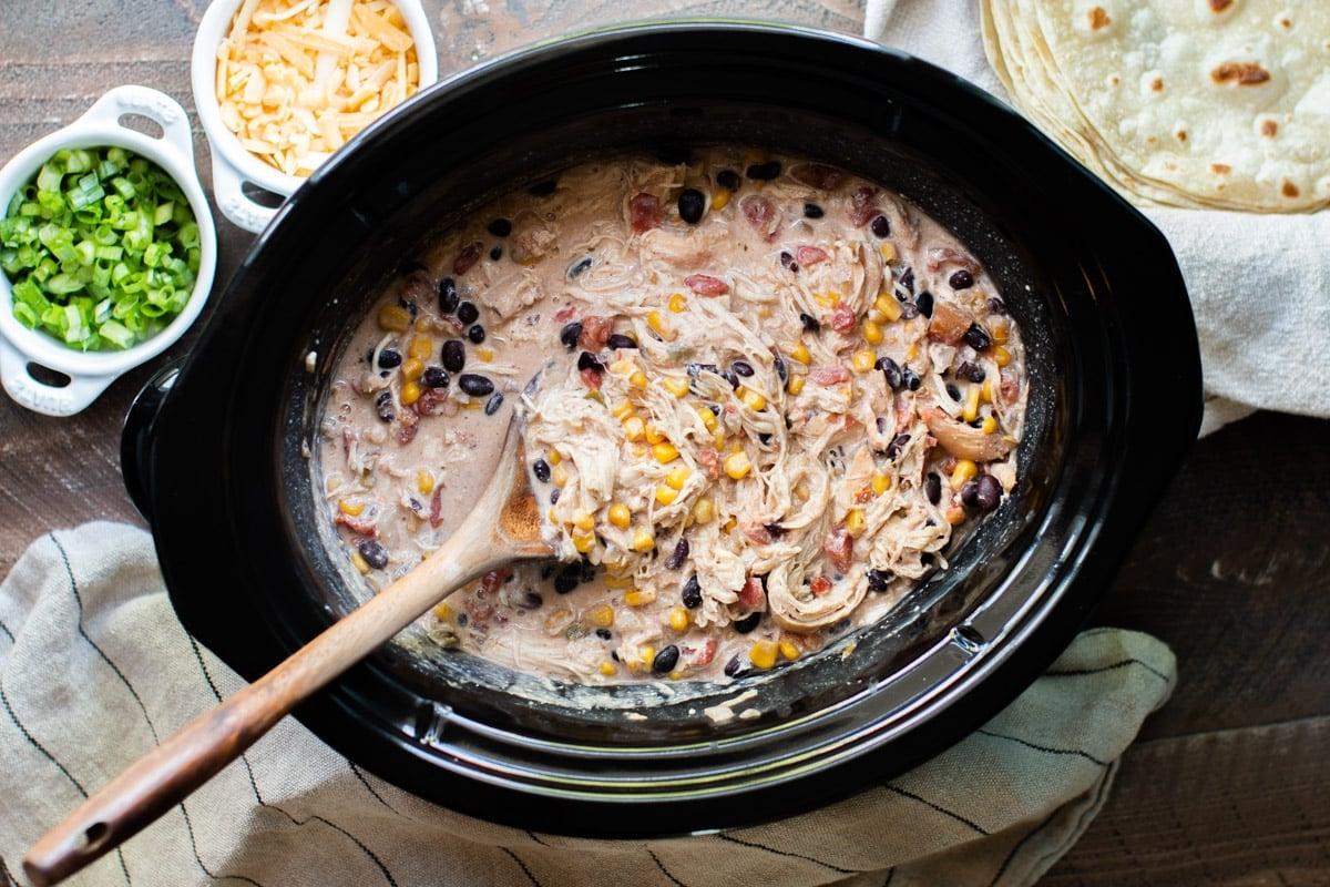 Pollo Fiesta in Slow Cooker 8 Pollo fiesta finito con un cucchiaio.