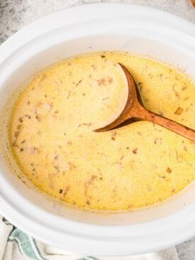 Zuppa alla birra e al formaggio 8 Zuppa di formaggio e birra cotta con un cucchiaio di legno.