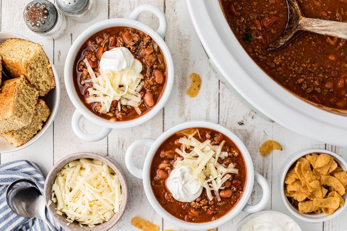 Miglior Chili per Slow Cooker 8 2 ciotole di chili cotto lentamente con panna acida e formaggio.