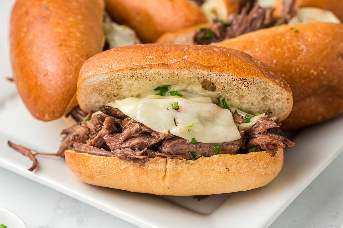 Panini French Dip a Cottura Lenta 8 Primo piano di un panino French Dip.