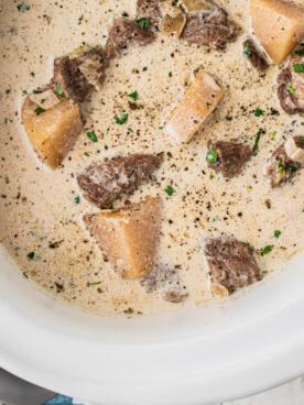 Zuppa di Manzo e Patate 8 primo piano dall'alto di zuppa di manzo e patate in slow cooker.