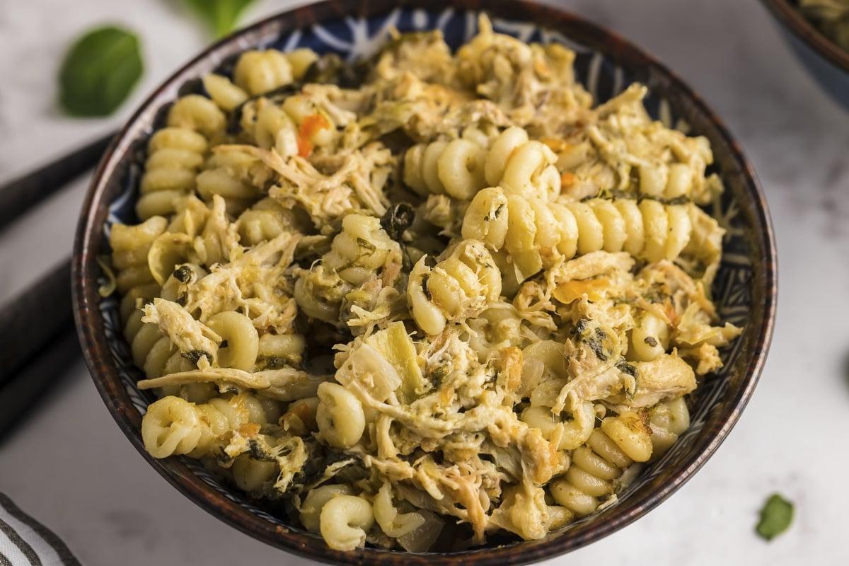 ciotola di pasta di pollo spinaci e carciofi