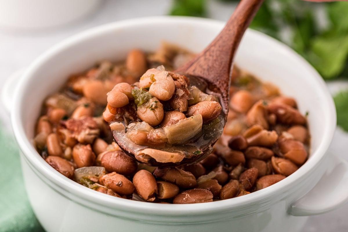 Fagioli Charro alla Cottura Lenta 9 Ciotola di fagioli charro.