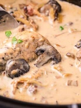 Pollo al Marsala in pentola a cottura lenta 9 Vista ravvicinata del pollo al Marsala nella slow cooker con prezzemolo sopra.