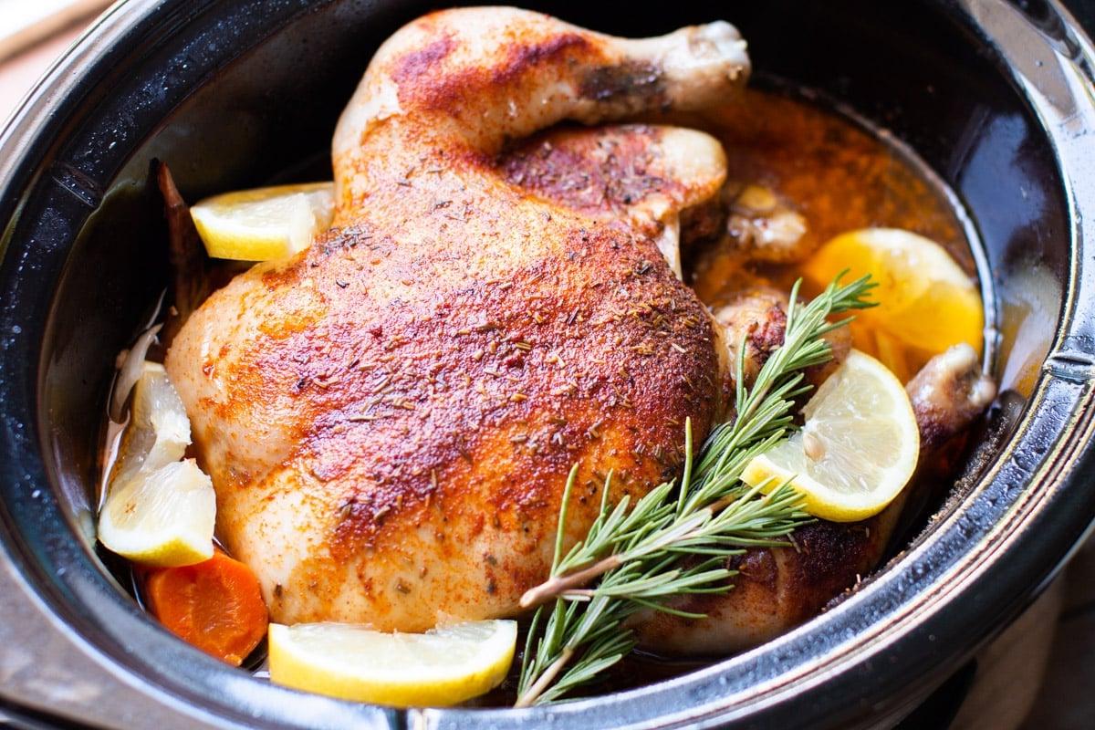 Pollo Intero in Slow Cooker 9 Pollo intero cotto in una slow cooker con limoni