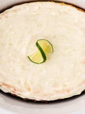 Torta al Lime a Cottura Lenta 9 Primo piano della torta al lime key nella slow cooker.