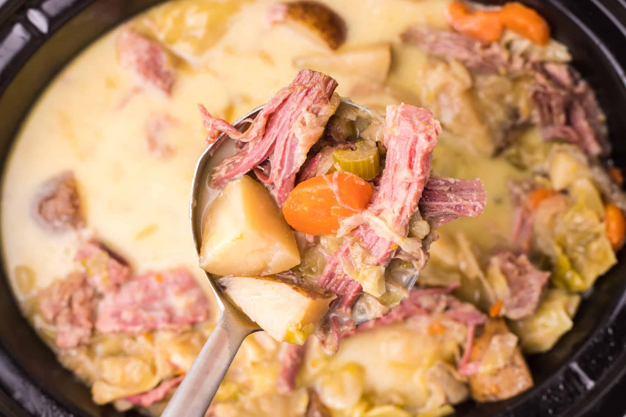 Zuppa Cremosa di Manzo in Salamoia e Cavolo Cotta Lentamente 9 cucchiaio di zuppa di manzo salmistrato e cavolo dalla slow cooker
