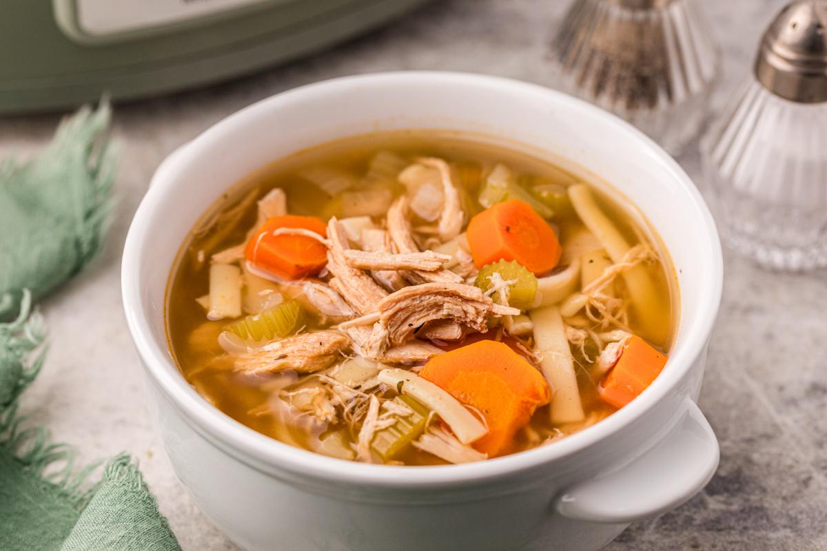 Zuppa di Tacchino e Pastina della Nonna a Cottura Lenta 9 Scodella di zuppa di tacchino e tagliatelle in slow cooker.
