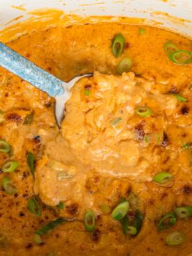 Salsa di Gamberetti Calda a Lenta Cottura 9 overhead of slow cooker hot shrimp dip.