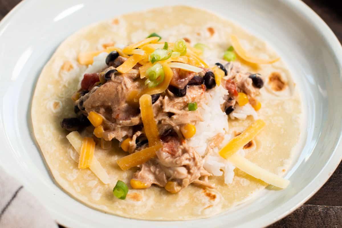 Pollo Fiesta in Slow Cooker 9 tortilla con pollo fiesta sopra.