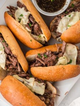 Panini French Dip a Cottura Lenta 9 4 panini French Dip con au jus.