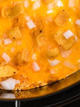 **Pasticcio di Chili a Cottura Lenta al Formaggio** 9 close-up of slow cooker chili cheese casserole.