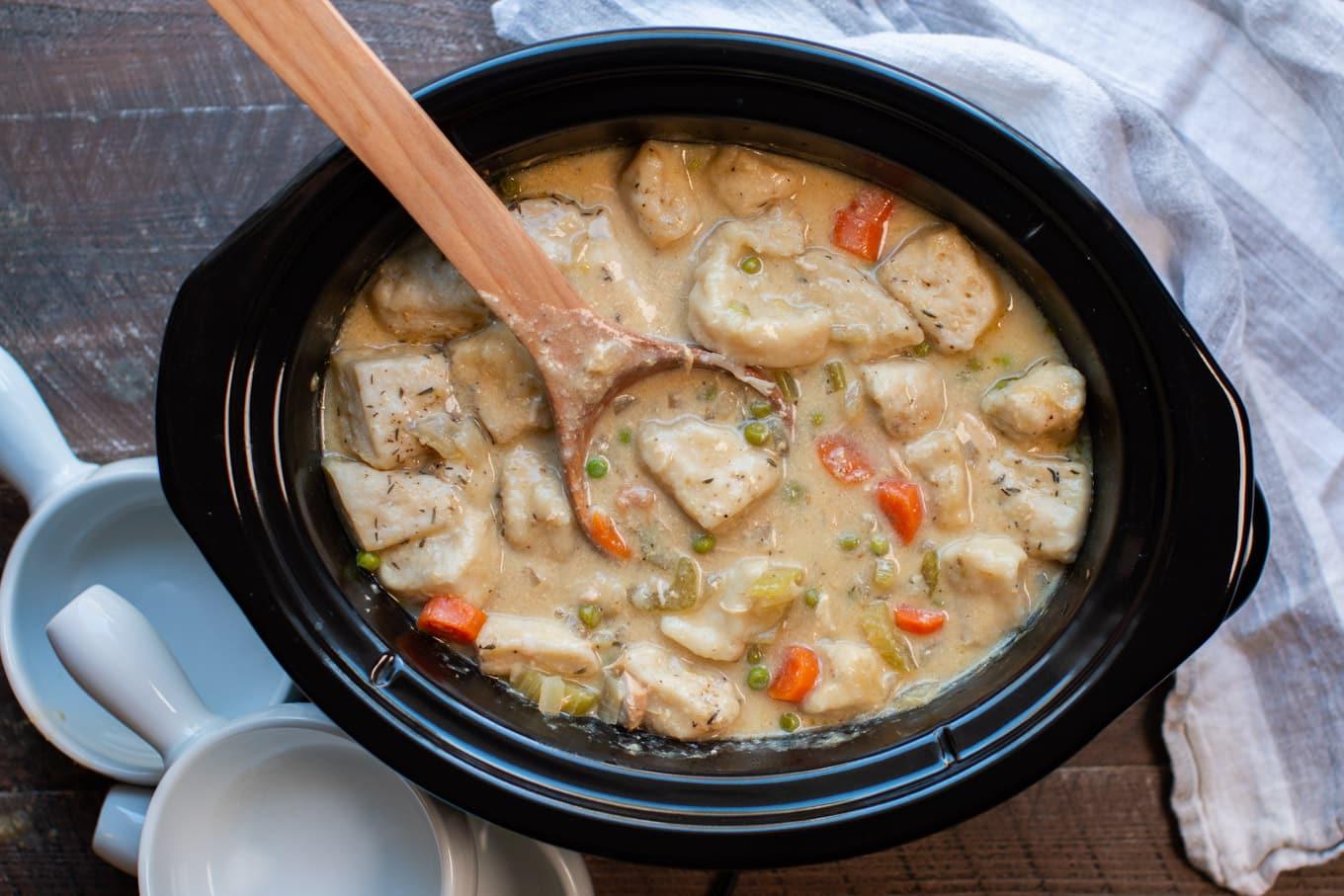 **Pollo e Gnocchi in Pentola a Cottura Lenta {con biscotti in scatola}** 9 Servire gnocchi di pollo dalla slow cooker con un cucchiaio di legno.
