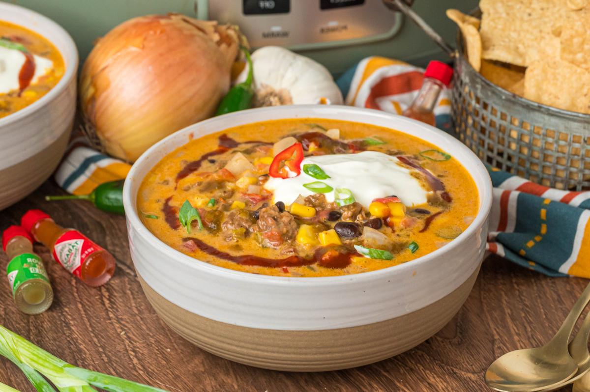 Zuppa Nacho 9 Ciotola di zuppa di nacho con panna acida sopra.