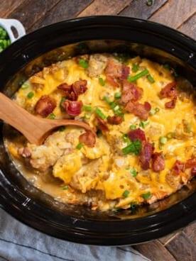 Sformato di Pollo e Crocchette di Patate a Cottura Lenta 9 Casseruola di tater tots con pollo e bacon e cipollina verde sopra.