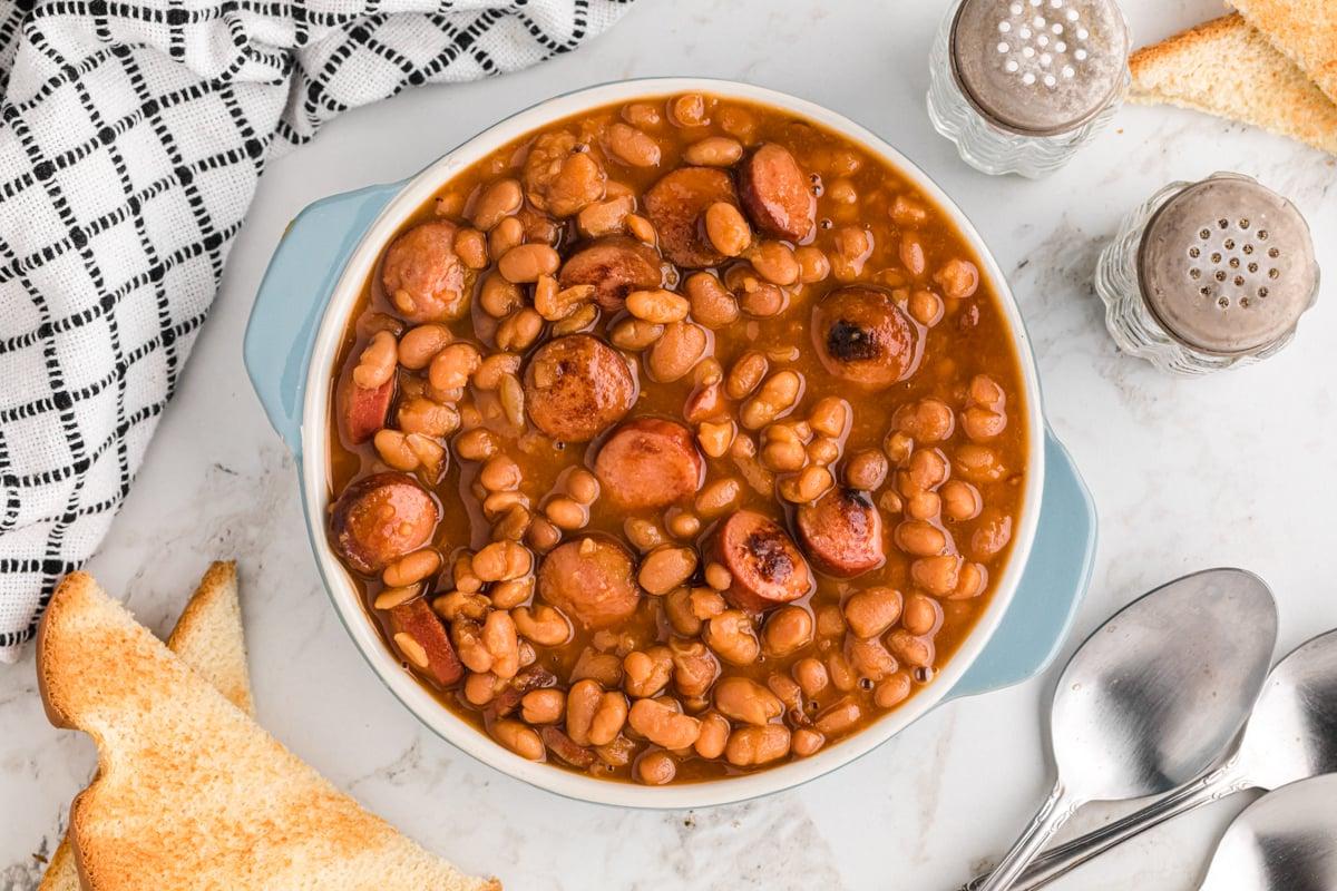 Berretti e Würstel 9 Servizio di Fagioli e Würstel in slow cooker in una ciotola, visto dall'alto.