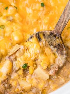 **Stufato di Hamburger in Cottura Lenta** 9 hash di hamburger cotto in una slow cooker bianca.