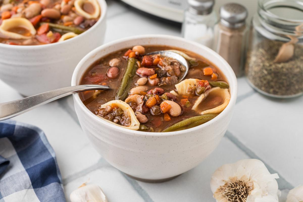 Minestrone di 15 Legumi a Cottura Lenta {Vegetariano} 9 Zuppa minestrone 15 legumi in pentola a cottura lenta in due ciotole.