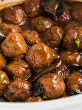 Polpette alla Salisbury 10 Slow cooker içinde salisbury biftek köfteleri.
