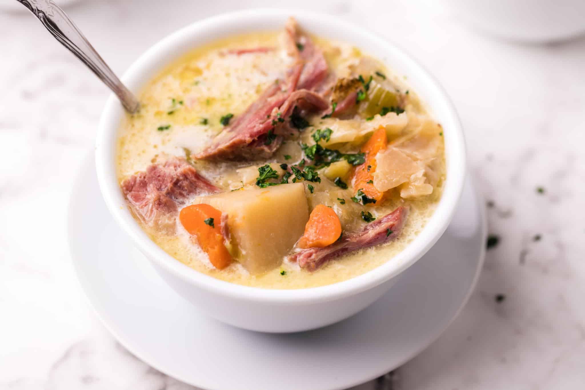 Zuppa Cremosa di Manzo in Salamoia e Cavolo Cotta Lentamente 10 ciotola di zuppa di manzo salmistrato e cavolo
