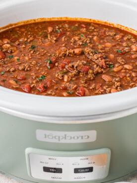 Miglior Chili per Slow Cooker 10 Chili in una pentola Crock-Pot verde.