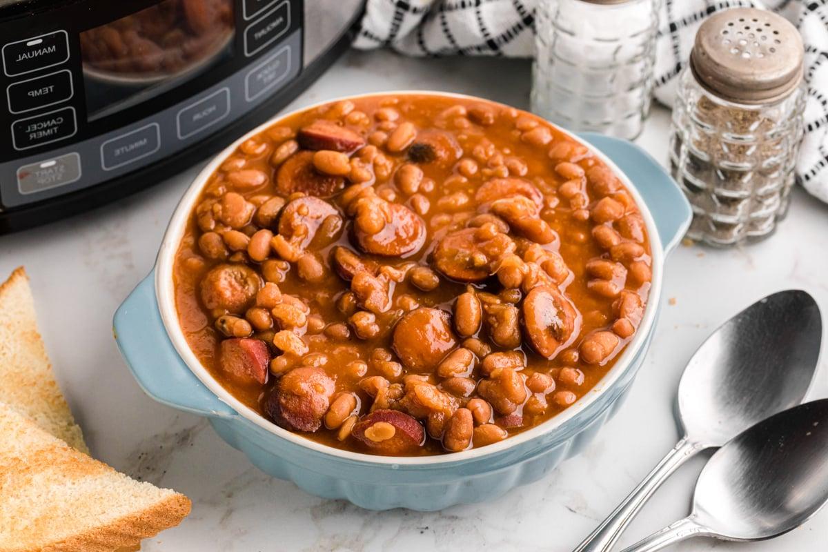 Berretti e Würstel 10 Porzione singola di Fagioli e Würstel in slow cooker in una ciotola.