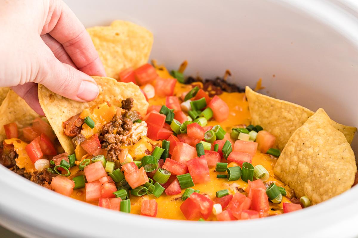 Salsa della Domenica Divertente 10 Una patatina tortilla che prende un po' di dip Sunday Funday dal slow cooker.
